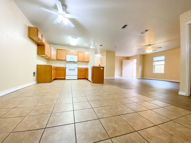 Building Photo - Spacious 3 Bedroom Duplex in Cooper!