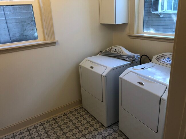 Building Photo - 214 N Canyon Rd