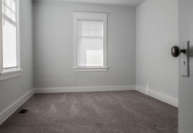 Building Photo - Lovely 3bd Home W/ Fully Fenced Backyard &...