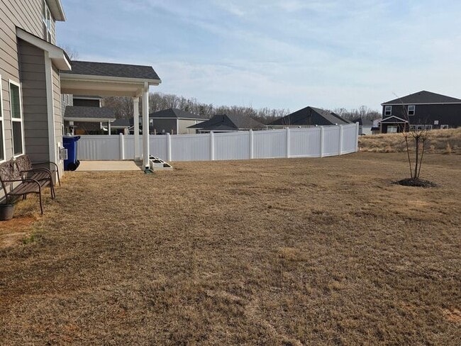 Building Photo - Beautiful and spacious! Ready for move in!