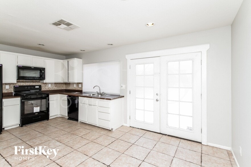 Building Photo - 5909 San Fernando Dr