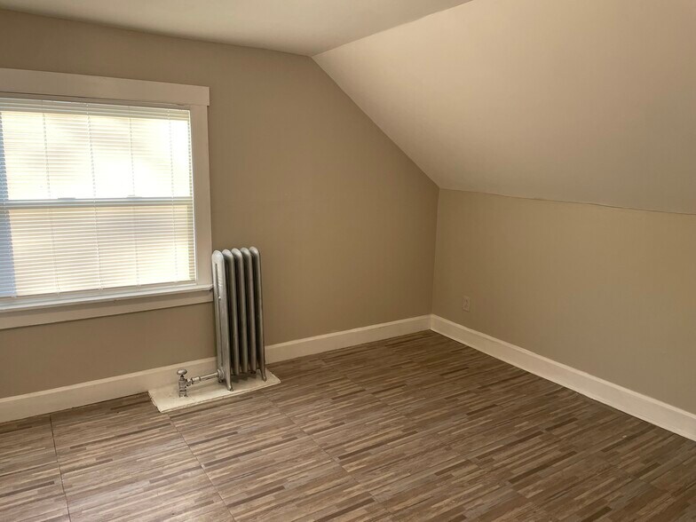 Building Photo - 24 Crown St