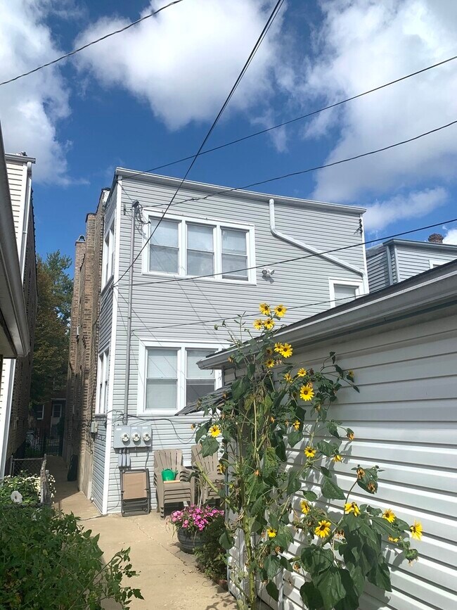 Building Photo - 3013 N Hamlin Ave