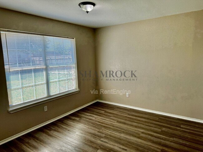 Building Photo - 116 Lindenwood Ln W