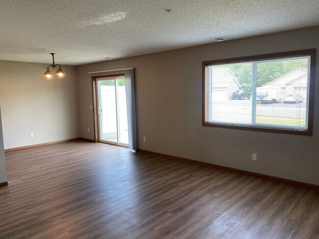 Building Photo - 2 bedroom + Lofts, 1.5 bath Townhome