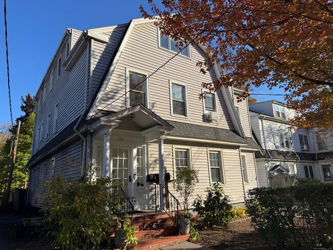 Building Photo - 1253 Forest Rd