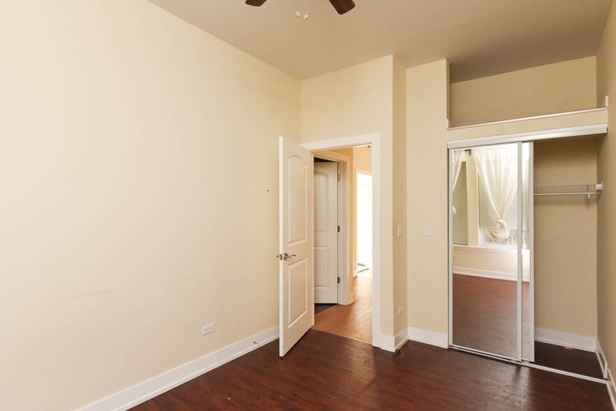 Building Photo - 4748 N Kenneth Ave