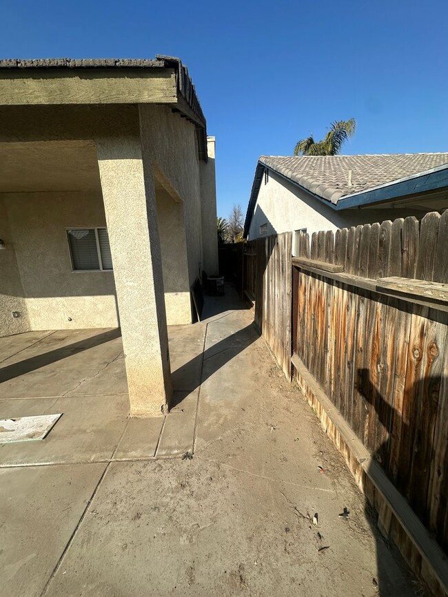 Building Photo - Charming 4-Bedroom Rental in Bakersfield, CA