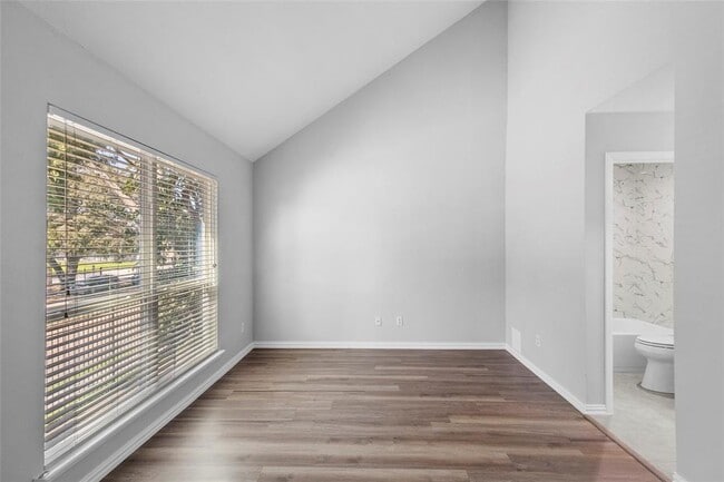 Building Photo - 724 Country Pl Dr