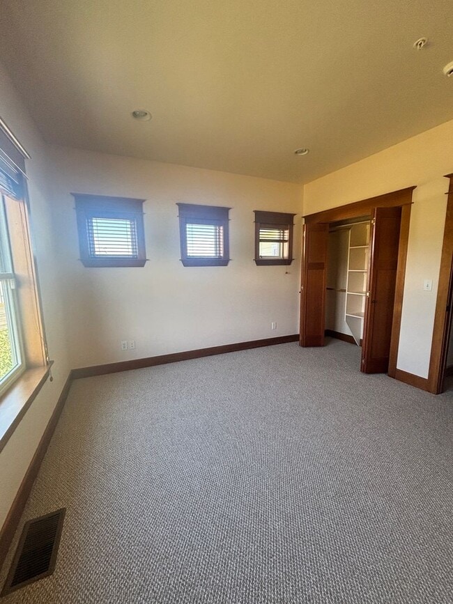 Building Photo - Beautiful 4B/3B home on acreage with mountain views