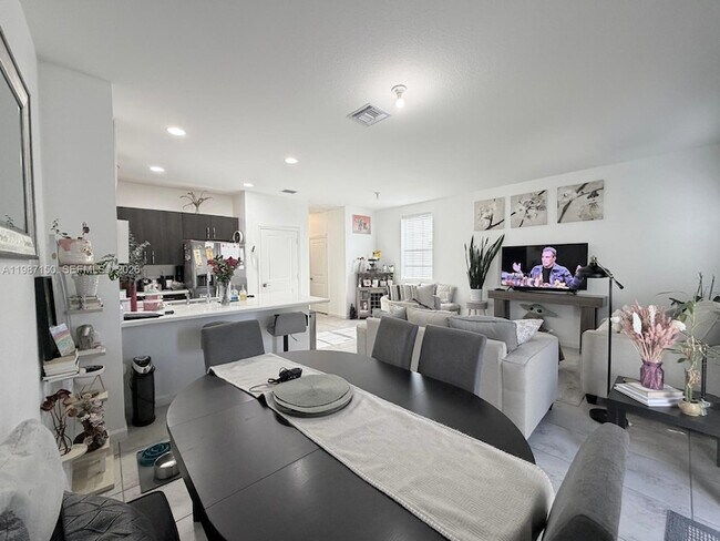 Building Photo - 4002 NW 11th Ct