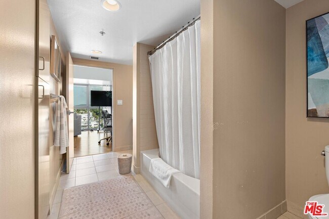 Building Photo - 13700 Marina Pointe Dr