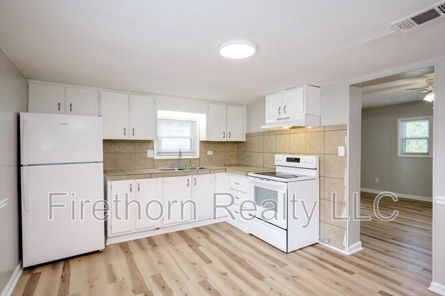 Building Photo - 2719a Meadowbrook Dr