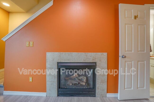 Building Photo - 6001 NE 33rd Cir