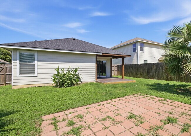 Building Photo - Open Living, Private Backyard, Great Location
