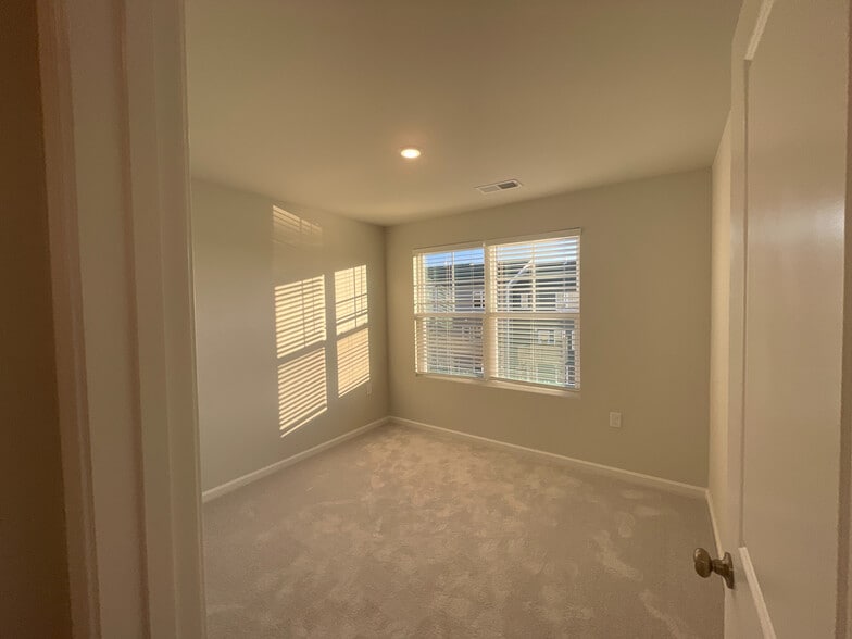 Building Photo - Room in Townhome on Brellon Ln