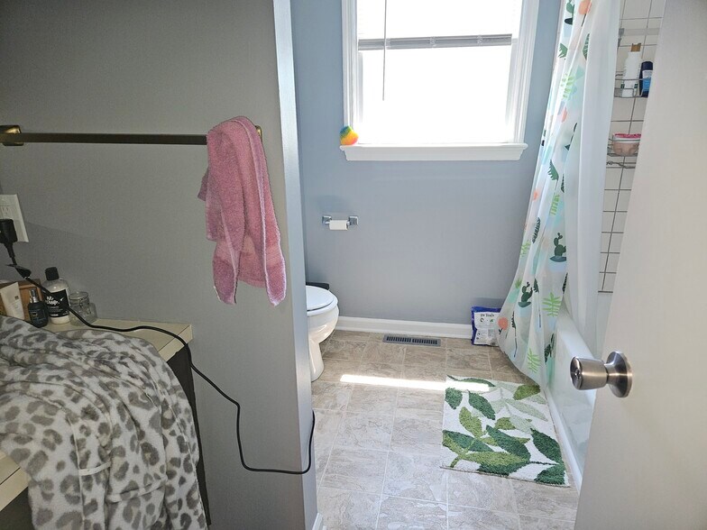 Bath - 939 Meadowlark Dr