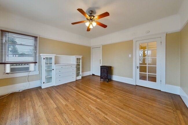 Building Photo - Charming Midtown 1-Bedroom Apartment with Private Balcony and Hardwood Floors!