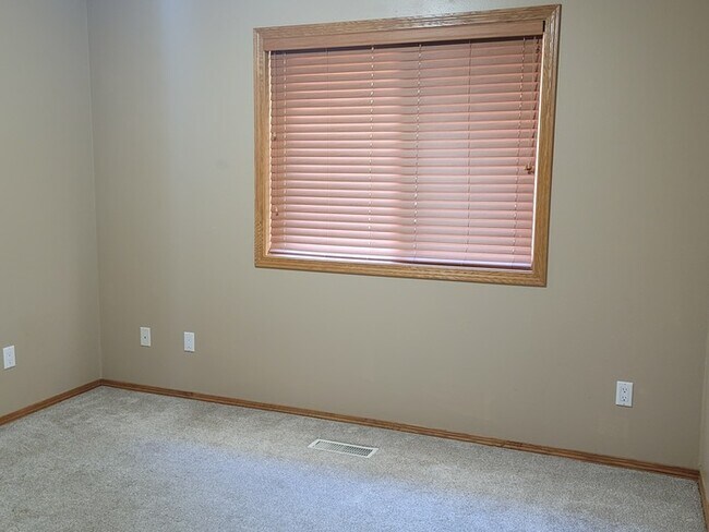 Building Photo - Three bedroom two bathroom twin home