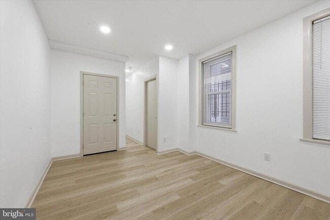 Building Photo - 907 Belmont Ave