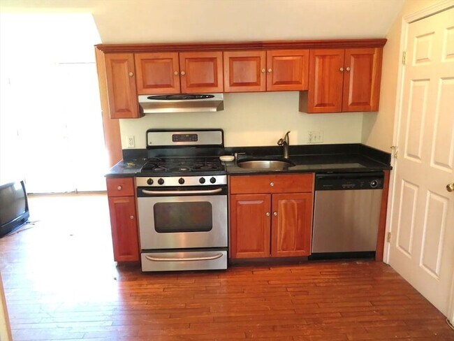 Building Photo - 1072 River St