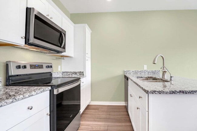 Building Photo - ASK ABOUT FREE APPLICATION FEES THROUGH AUGUST!  "Charming 3-Bedroom Retreat with 2.5 Baths with ...