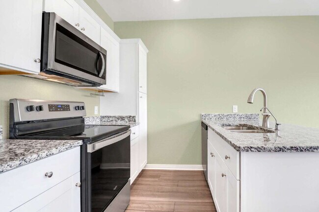 Building Photo - "Charming 3-Bedroom Retreat with 2.5 Baths with Unbelievable Neighborhood Amenities!"