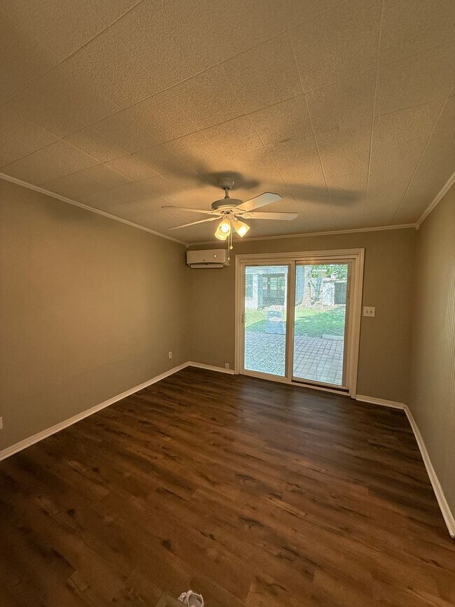 Building Photo - 3 Bedroom 2 Bath - Brook Village