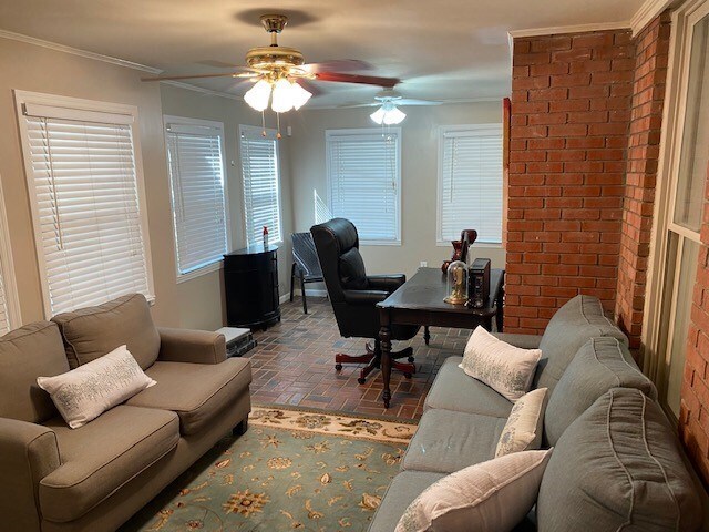 Building Photo - 1706 Pineknoll Ln