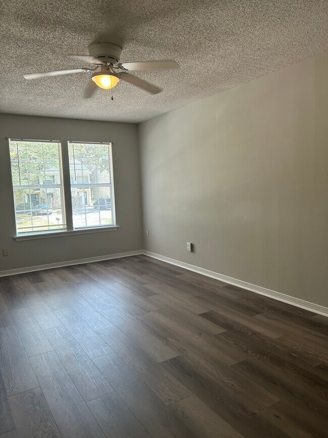 Building Photo - 912 McCay Ave