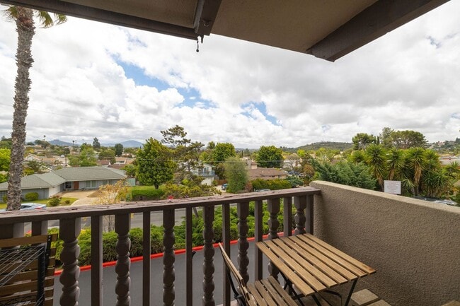 Building Photo - Corner unit with views!