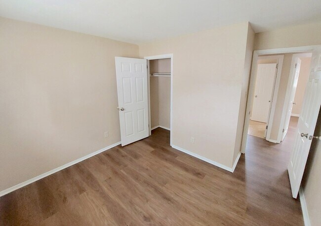 Building Photo - BEAUTIFUL 3 BD/ 1 BTH CORNER LOT WITH W/D ...
