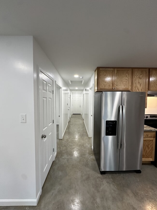 Building Photo - 126 S Refinery St