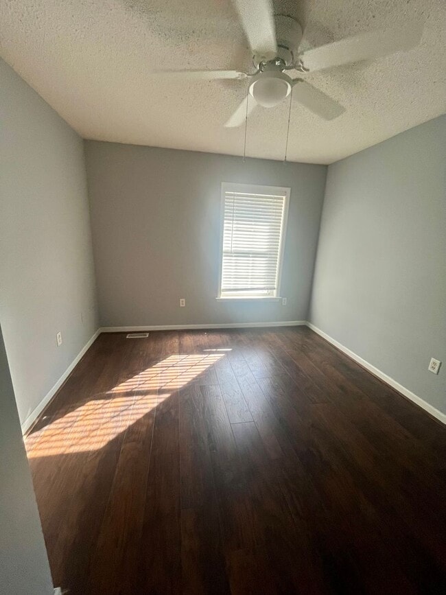 Building Photo - 2 Bedroom 1.5 Bath Townhouse