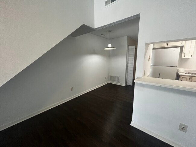 Building Photo - 2387 Parrot Ln