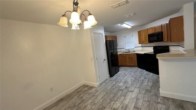 Building Photo - 2437 Hassonite St