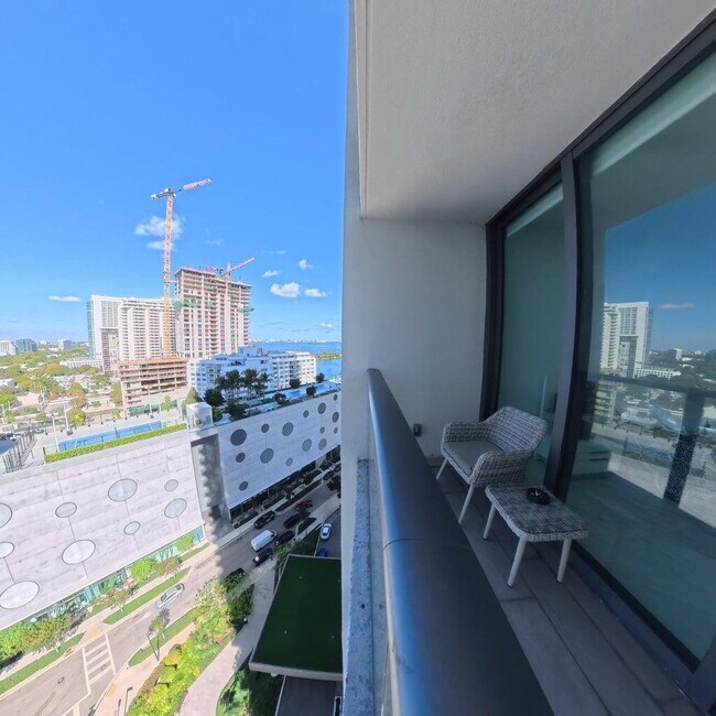 Building Photo - 650 NE 32nd St