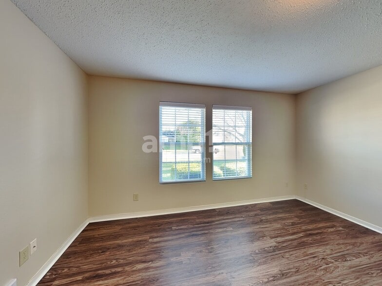 Building Photo - 1361 Redwood Dr