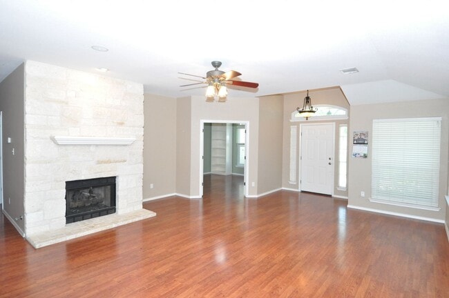 Building Photo - Amazing 3 bedroom, 2 bath home with an off...