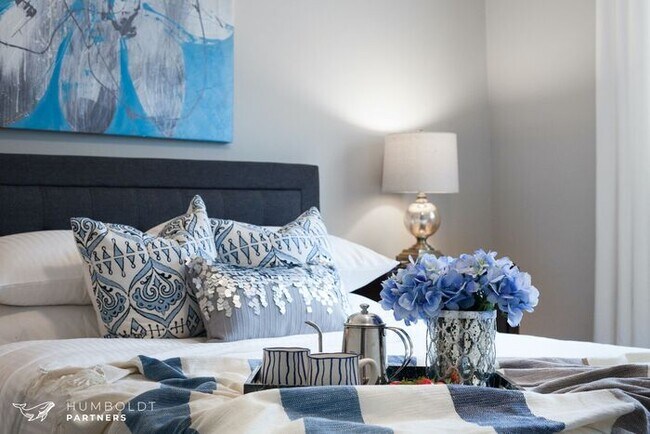 Building Photo - Townhomes at Humboldt Place- Fully renovated and move in ready 2 bedroom unit!