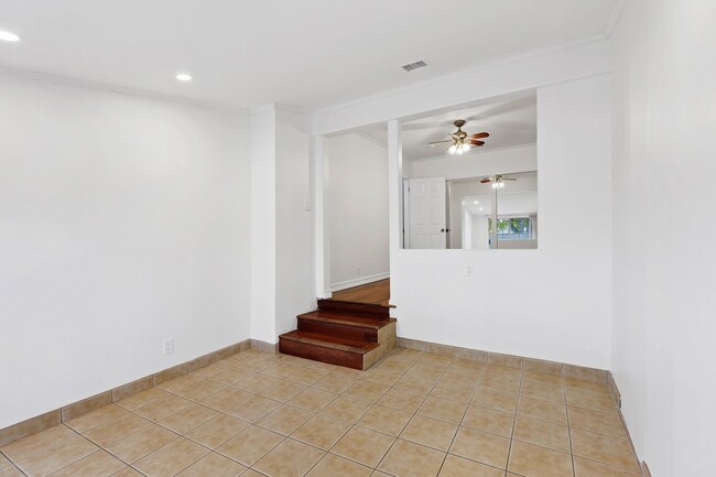 Building Photo - Gorgeous 3-Bedroom Home in Reseda!