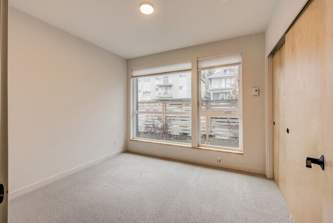Building Photo - Gorgeous 3Bed/2.5 Bath Townhome in Queen Anne!