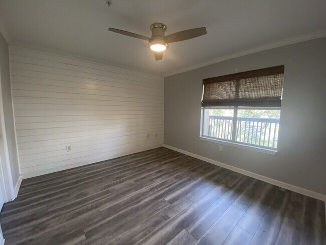 Building Photo - Waterfront Views at Palmetto Bay Marina!