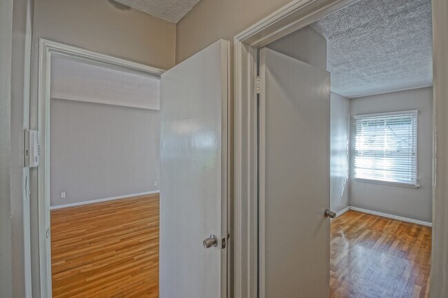 Building Photo - CHARMING, BRIGHT & AIRY HOLLYGLEN HOME W/ BEAUTIFULLY LANDSCAPED FRONT & REAR YARDS W/ PATIO BLOC...