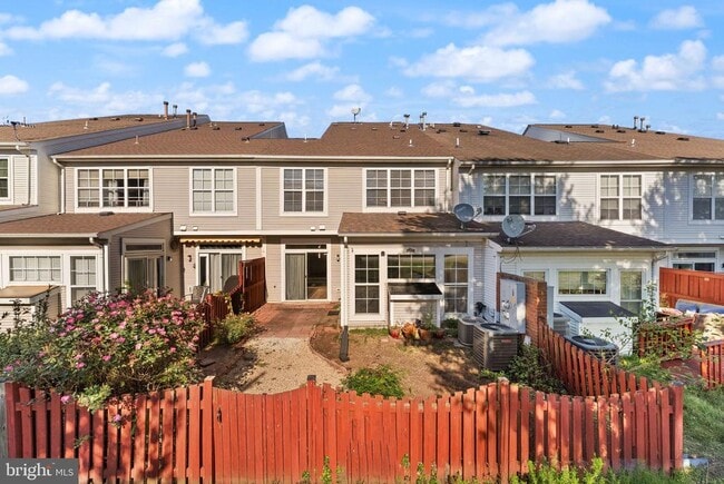 Building Photo - 44210 Shady Glen Terrace