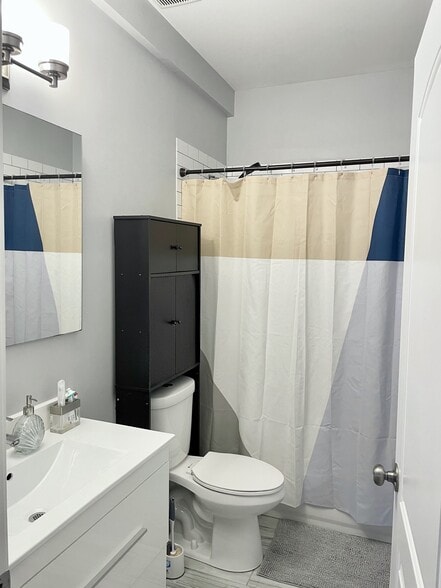 Building Photo - 2135 S Fairfield Ave