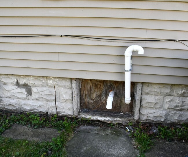 Building Photo - NEW LISTING!!! 3 Bedroom House - MOVE IN SPECIAL