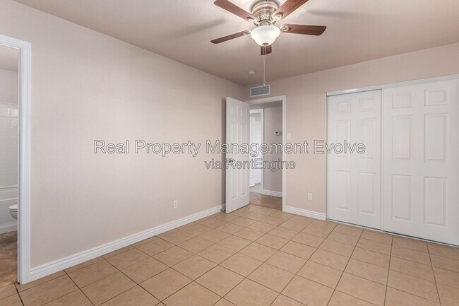 Building Photo - 5438 S 46th Pl