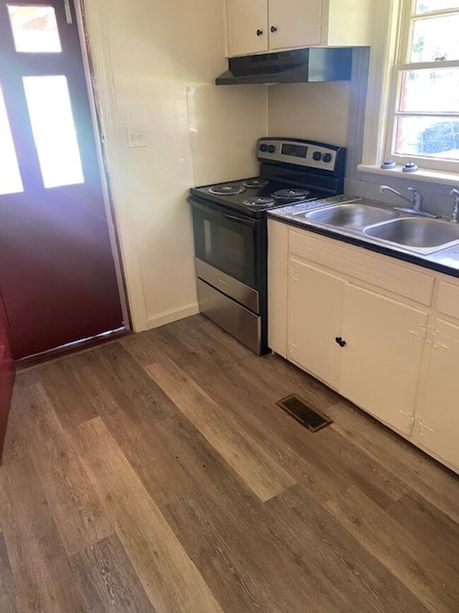 Building Photo - 3 Bedroom Brick House in Meadowbrook