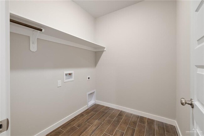 Building Photo - 5004 Oleander Ave
